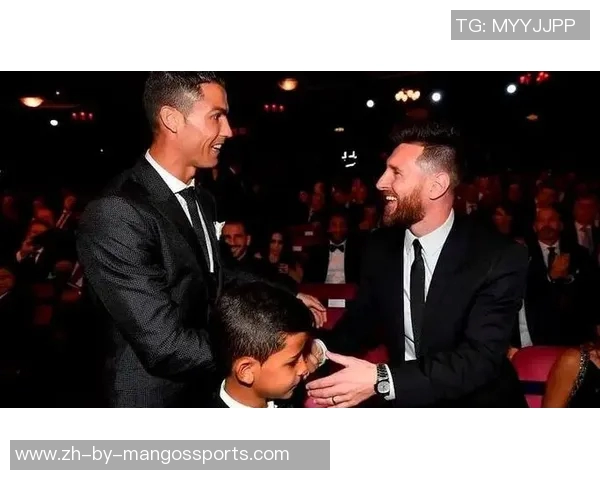 梅西与C罗足球明星挂件精美设计展现球场传奇魅力与经典对决 梅西与C罗足球明星挂件精美设计展现球场传奇魅力与经典对决